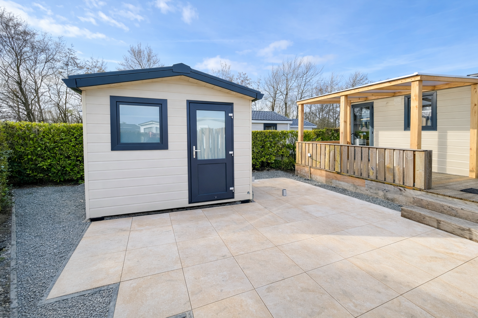 Modernes Ferienhaus in Renesse mit großzügiger Terrasse und Schuppen zur Verstauung verschiedener Utensilien.