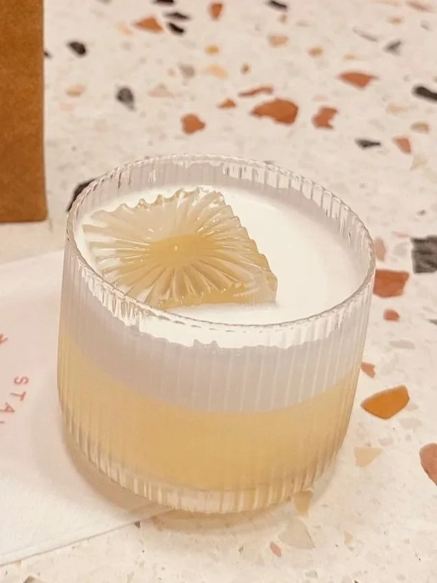 SAFFRON SOUR - silky, aromatic, lush 
C&M Vodka, mango liqueur, 
saffron syrup, vegan foamer