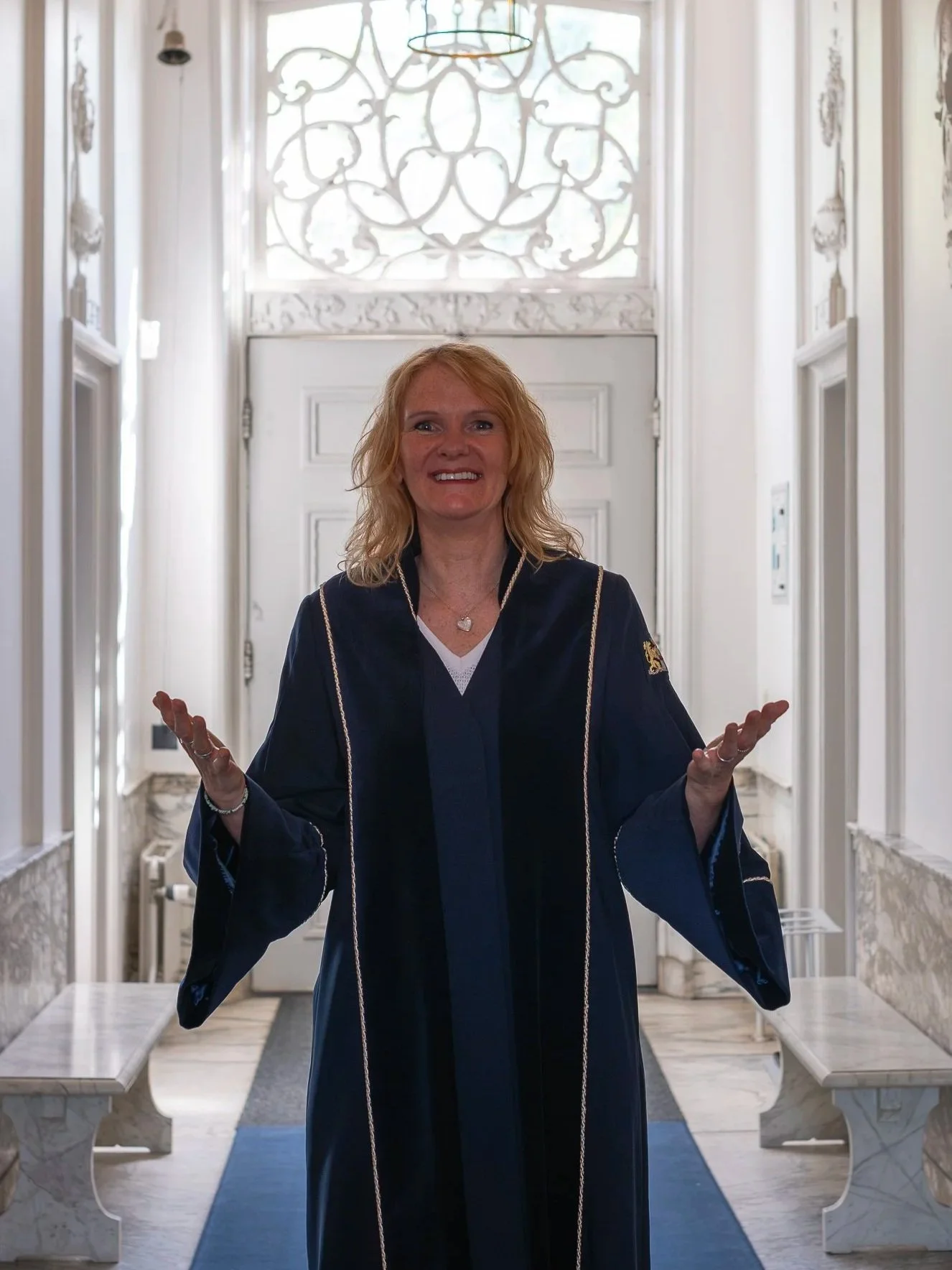 Enthousiaste en bruisende trouwambtenaar Dorine