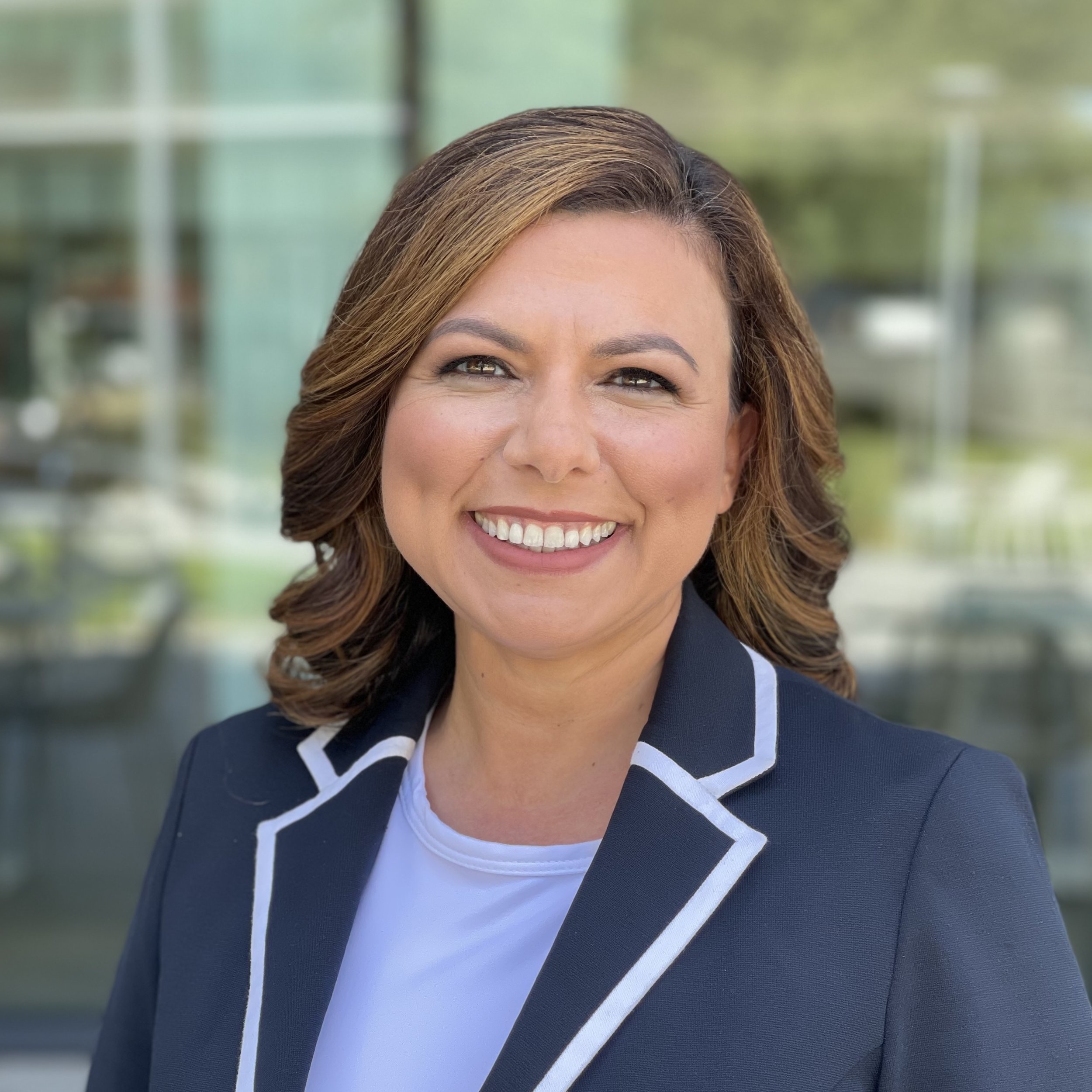 Professional and sharp woman with over two decades of experience in product launch, program management and supply chain operations.