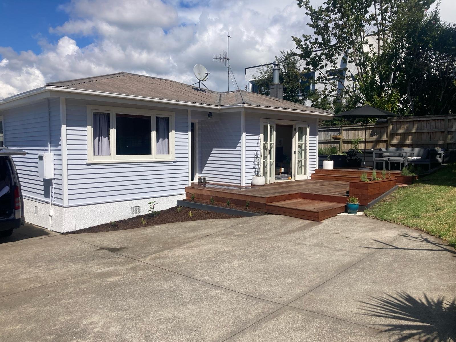Oranssi carpenter using bench saw