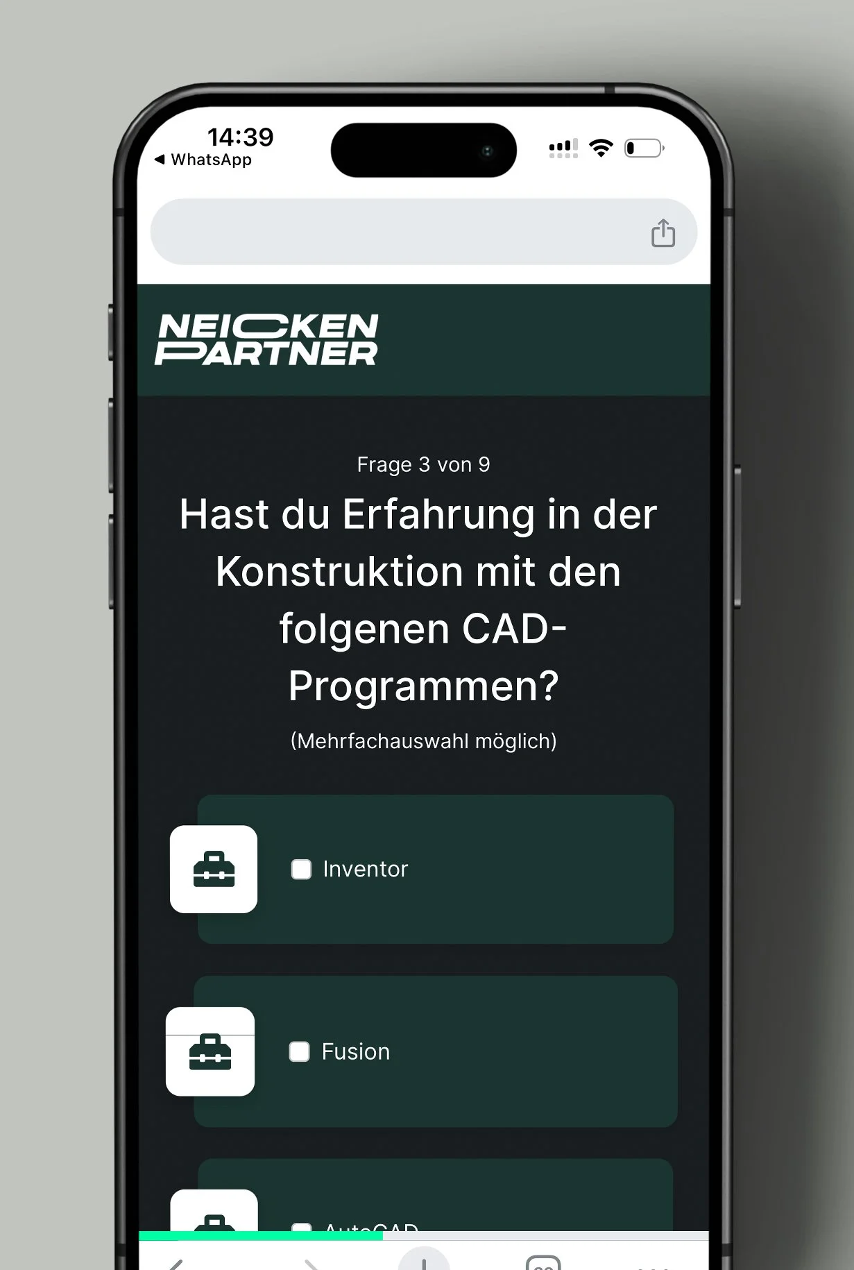 Smartphone Bildschirm mit einer Mehrfachauswahl an CAD-Programmen, darunter Inventor, Fusion und AutoCAD, bei einem Test zum Erfahrungsstand in der Konstruktion.