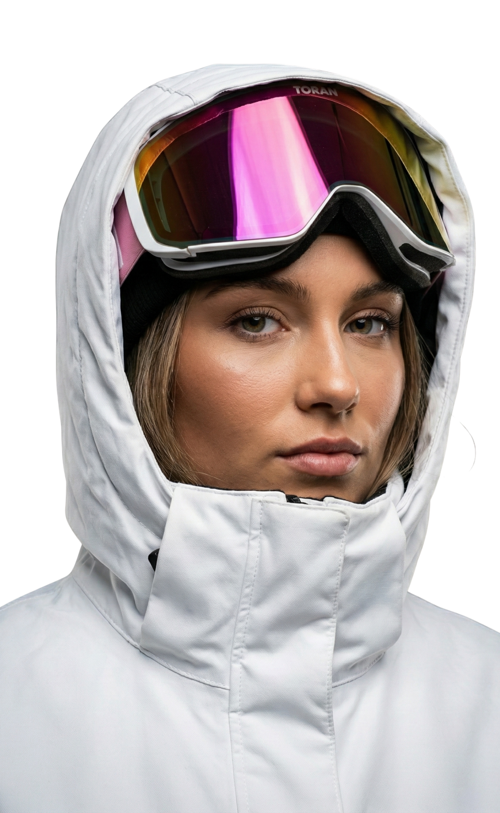 Kvinde iført skiudstyr, herunder hvid ski- eller snowboardjakke, skibriller med gule og rosa nuancer, og en sort hue, mod sort baggrund.