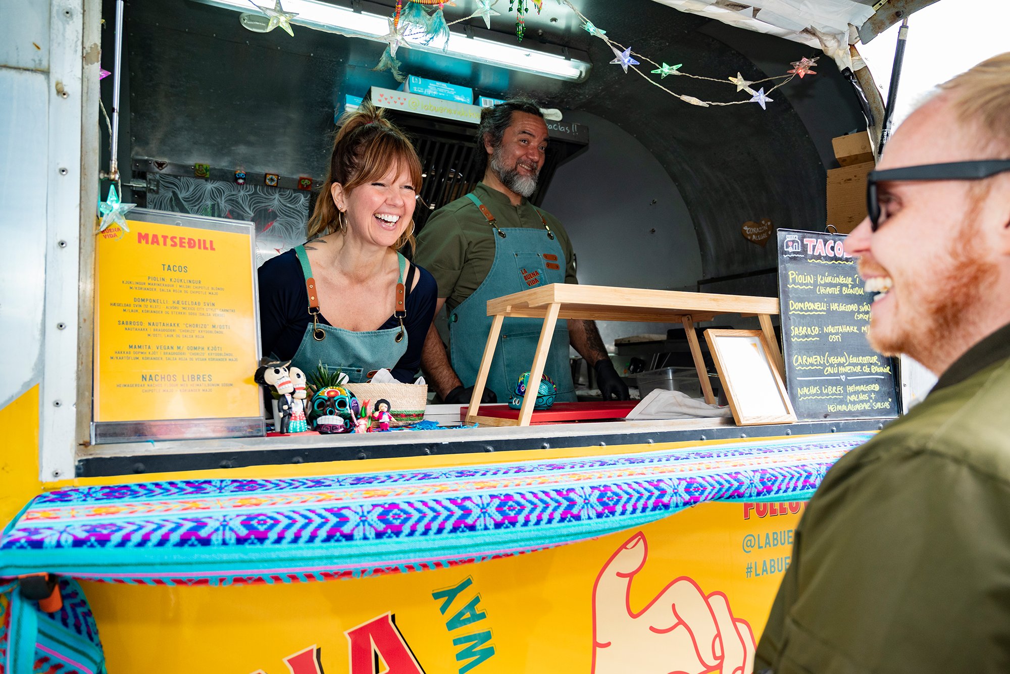 La Buena fólk hlæjandi.jpg