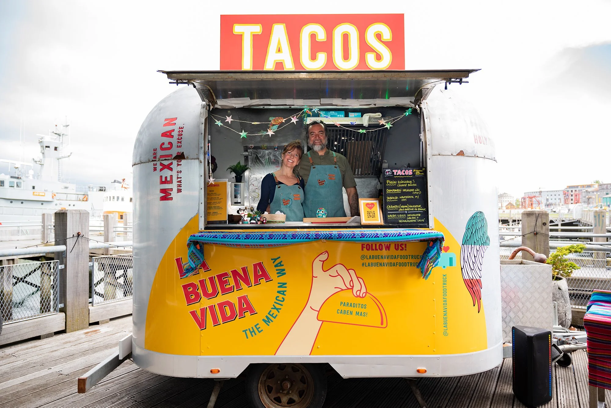 La Buena vagn og staff.jpg