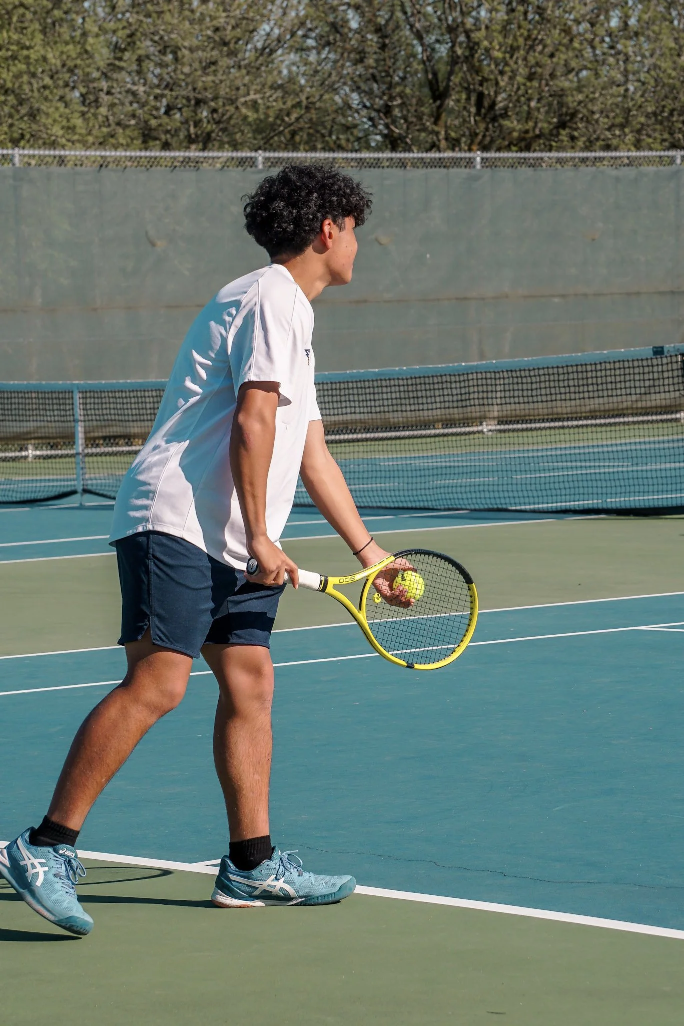 Tennis player getting ready to serve