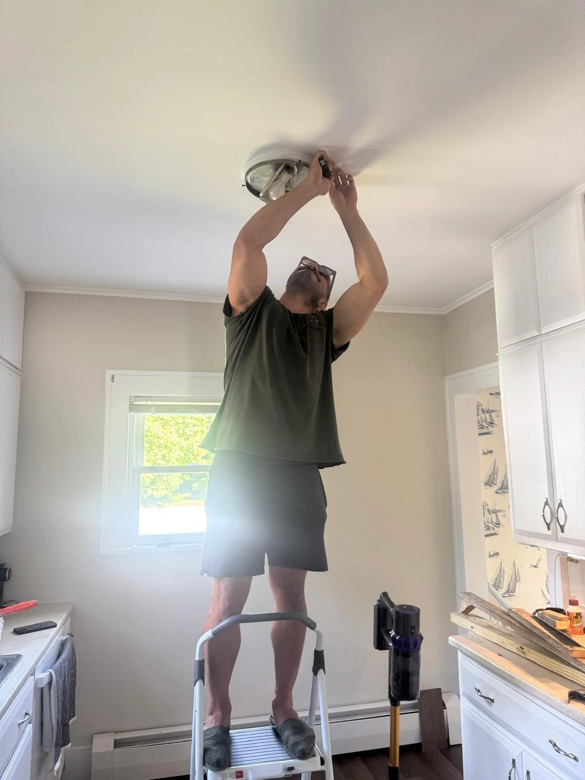 Hook & Hammer handyman replacing a household fixture