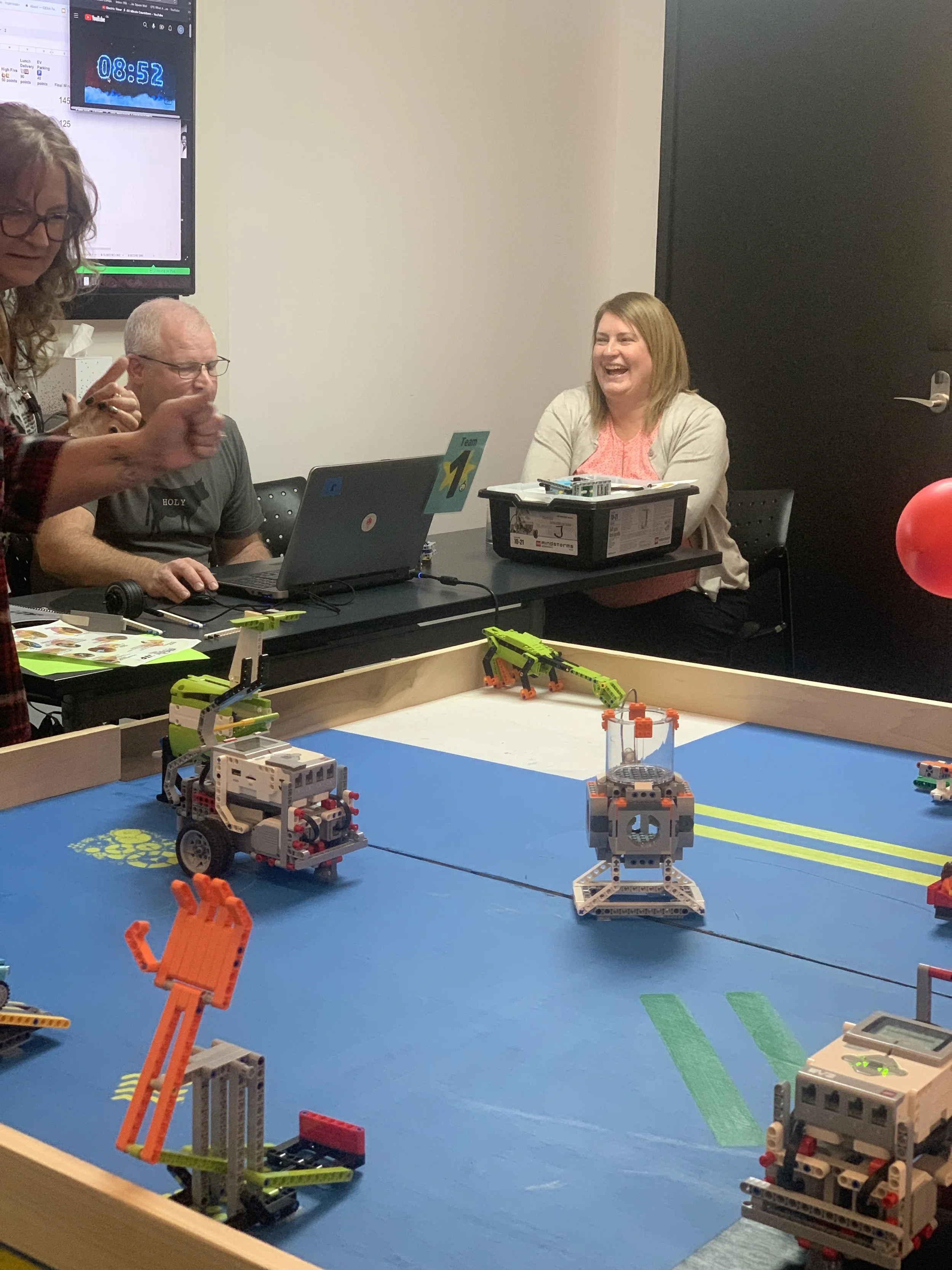 Team solving a robotics challenge