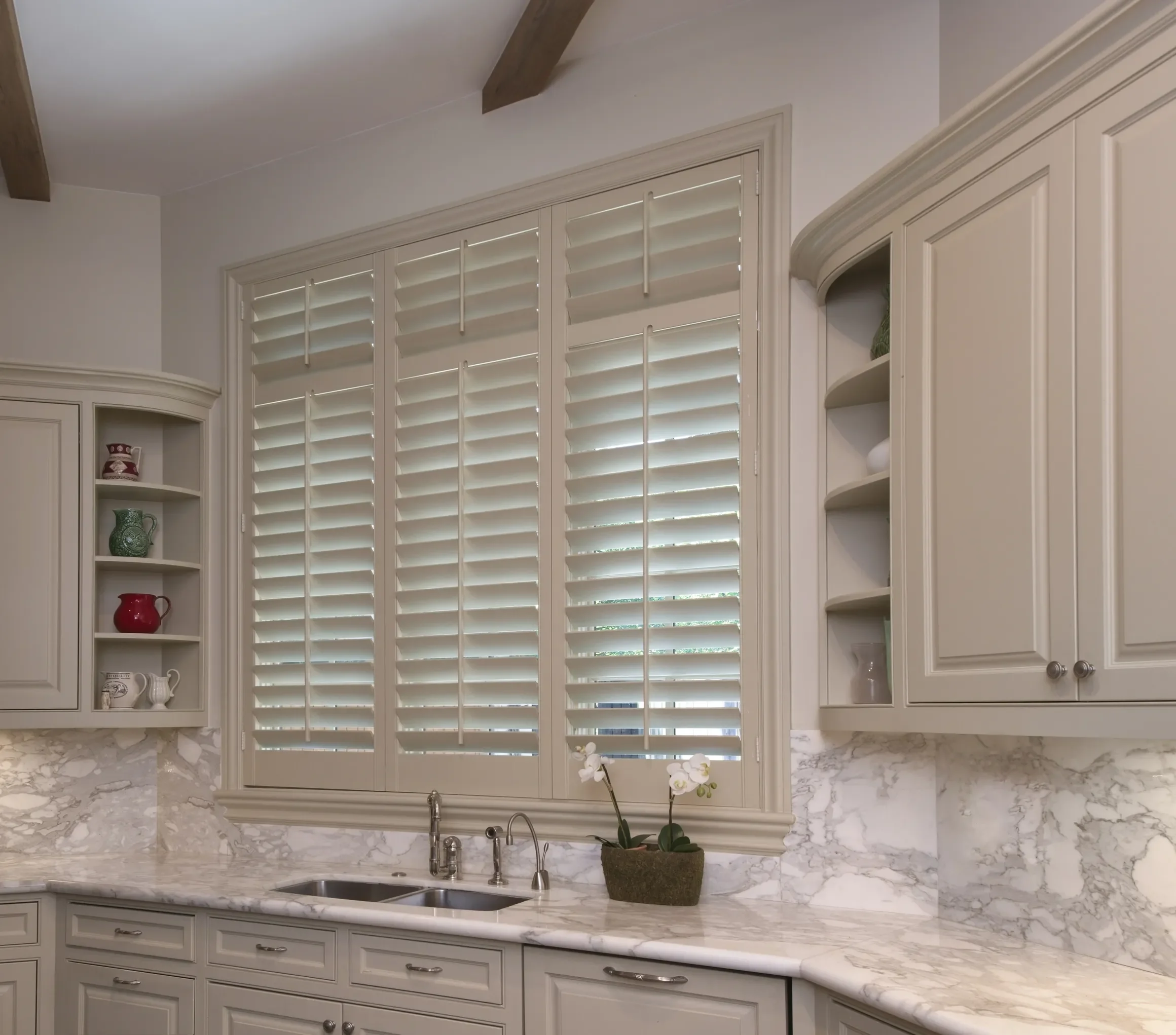 Painted wood shutter with front tilt rods, divider rails, 3.5" louvers.