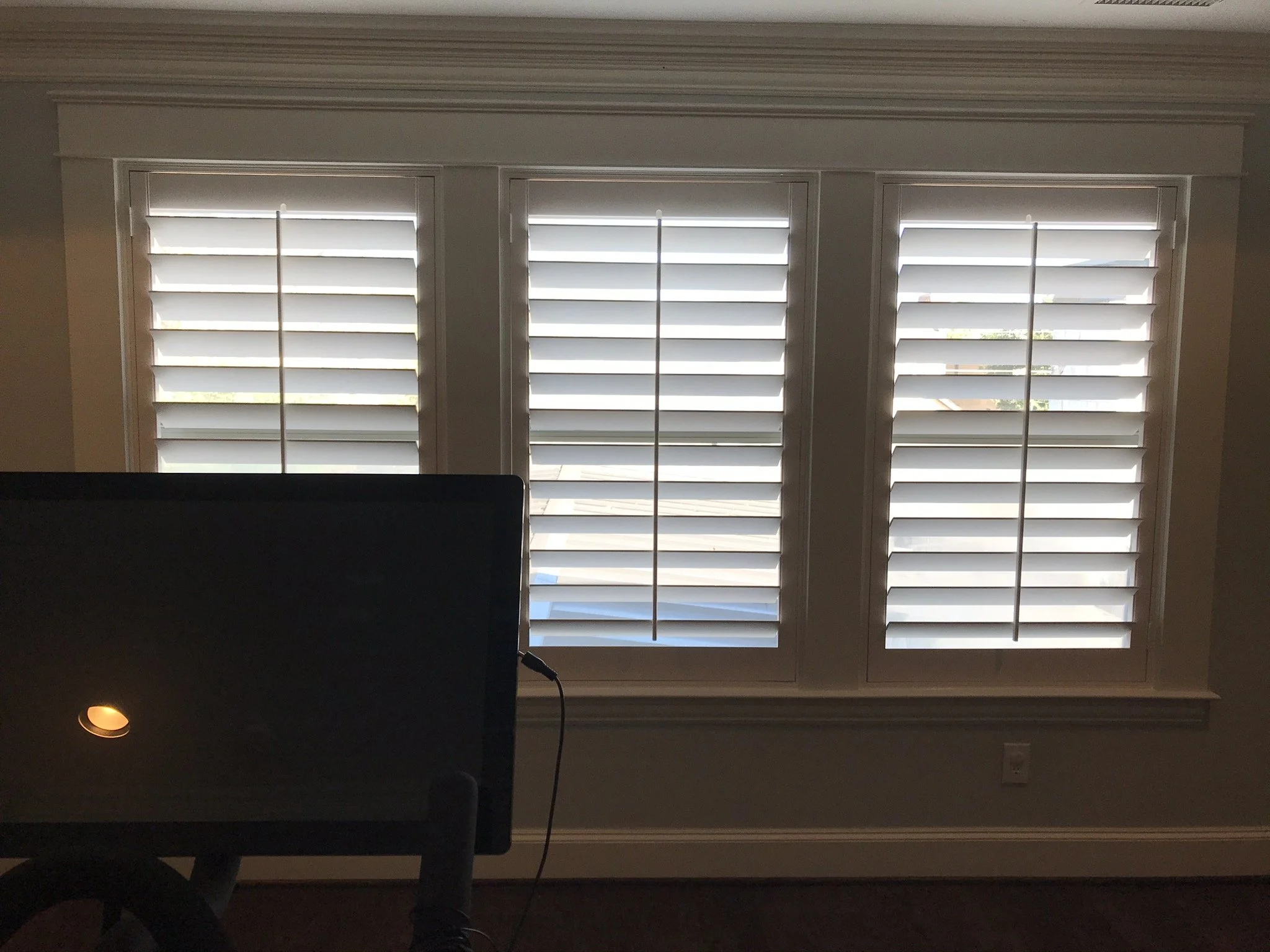 Painted white wood shutter with front tilt rod, no divider rail, 4 1/2" louvers.