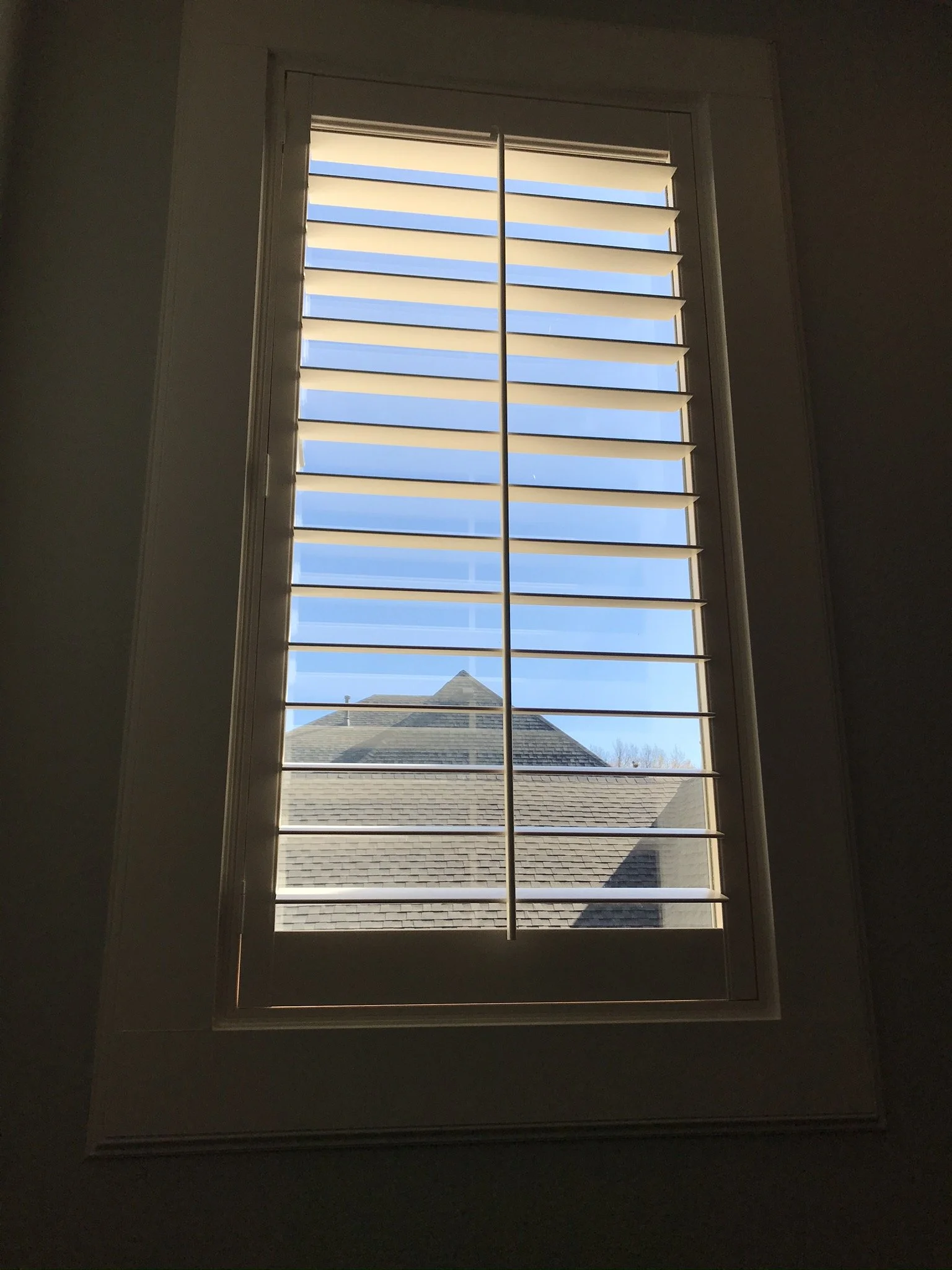 Painted white wood shutter with front tilt rod, no divider rail, 4 1/2" louvers.