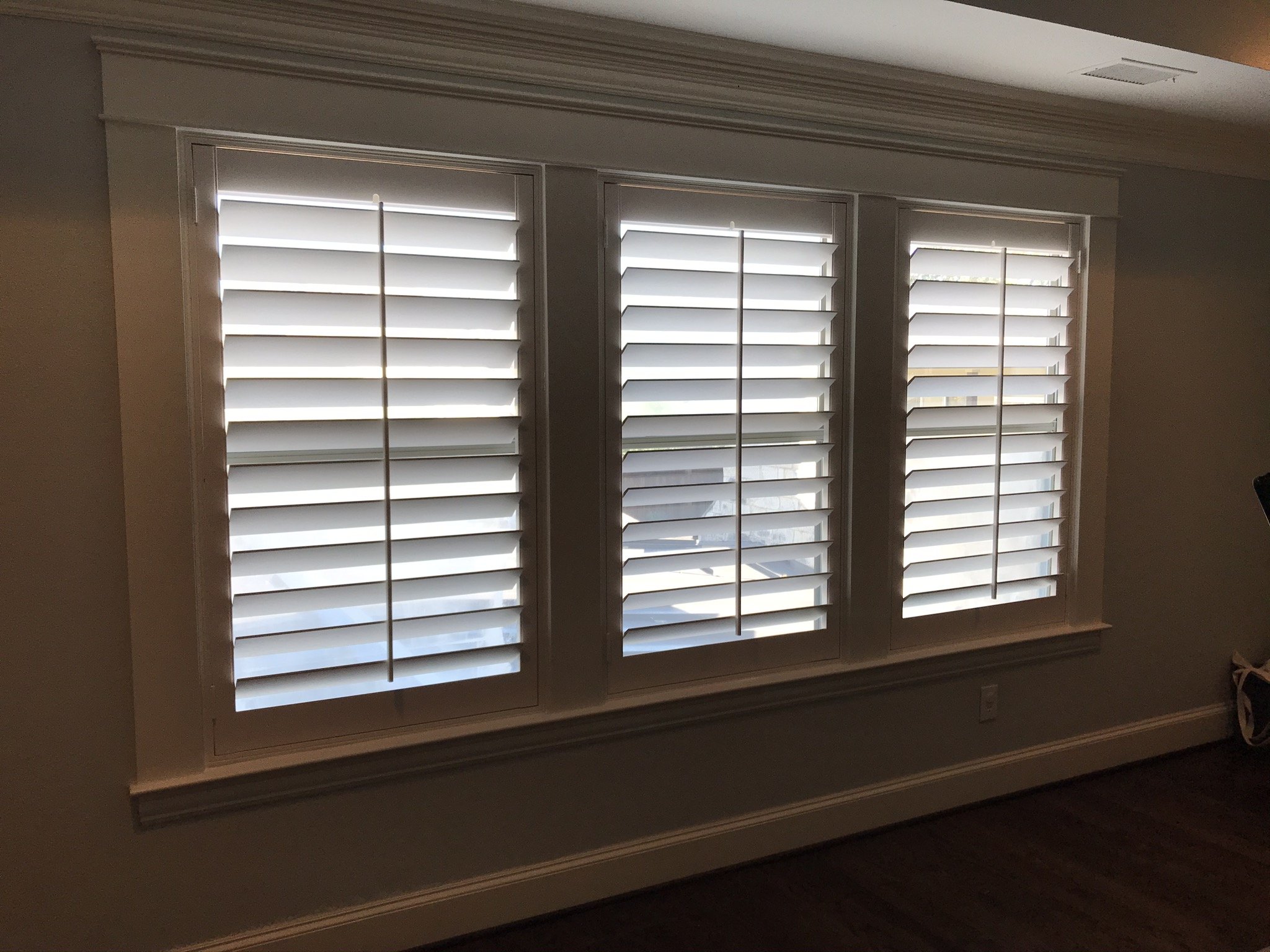 Painted white wood shutter with front tilt rod, no divider rail, 4 1/2" louvers.