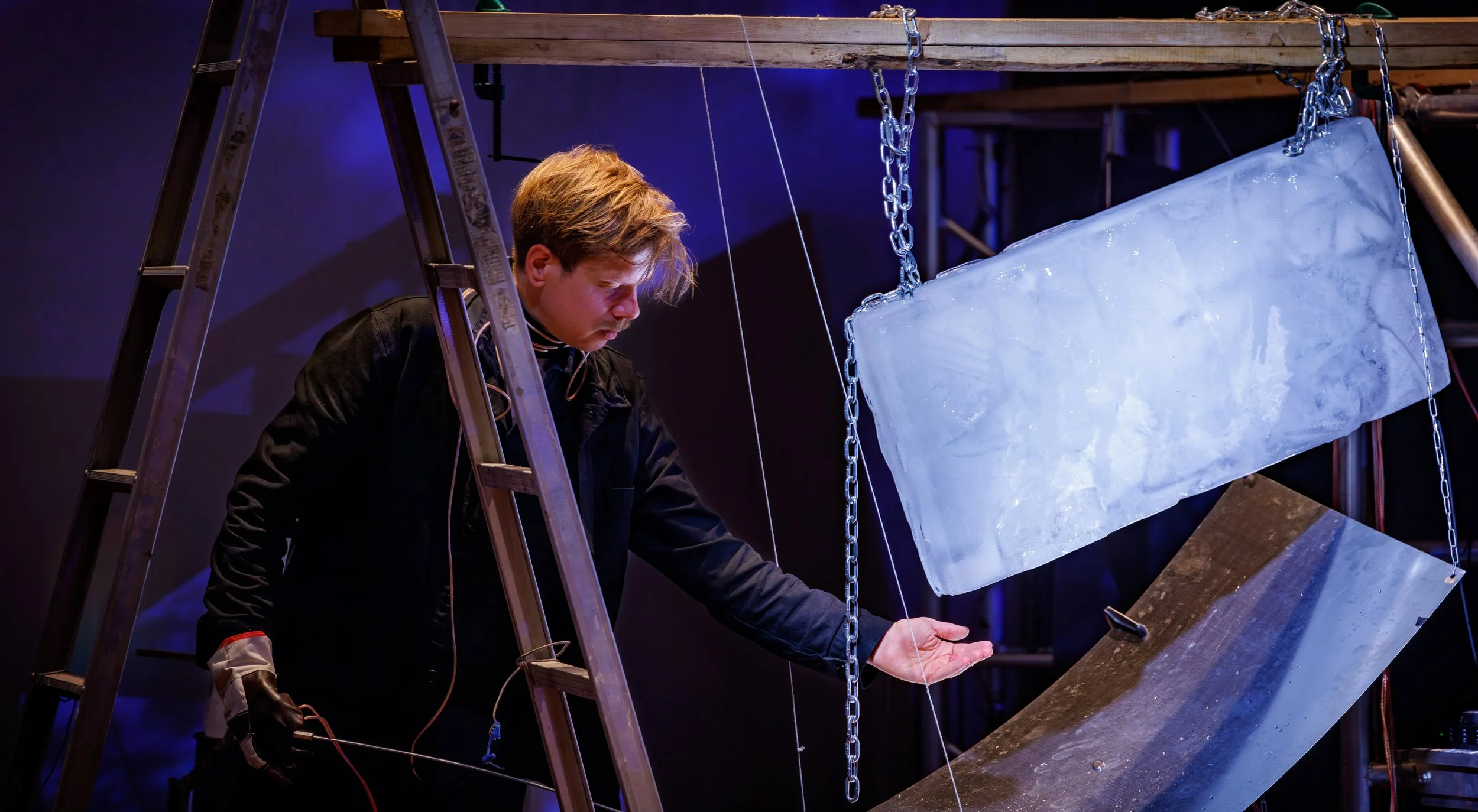 The central flow of the installation is a suspended block of ice, melting over a metal panel. Both elements are wired with dynamically controllable mics and transducers.
(Shanghai Concert Hall)
