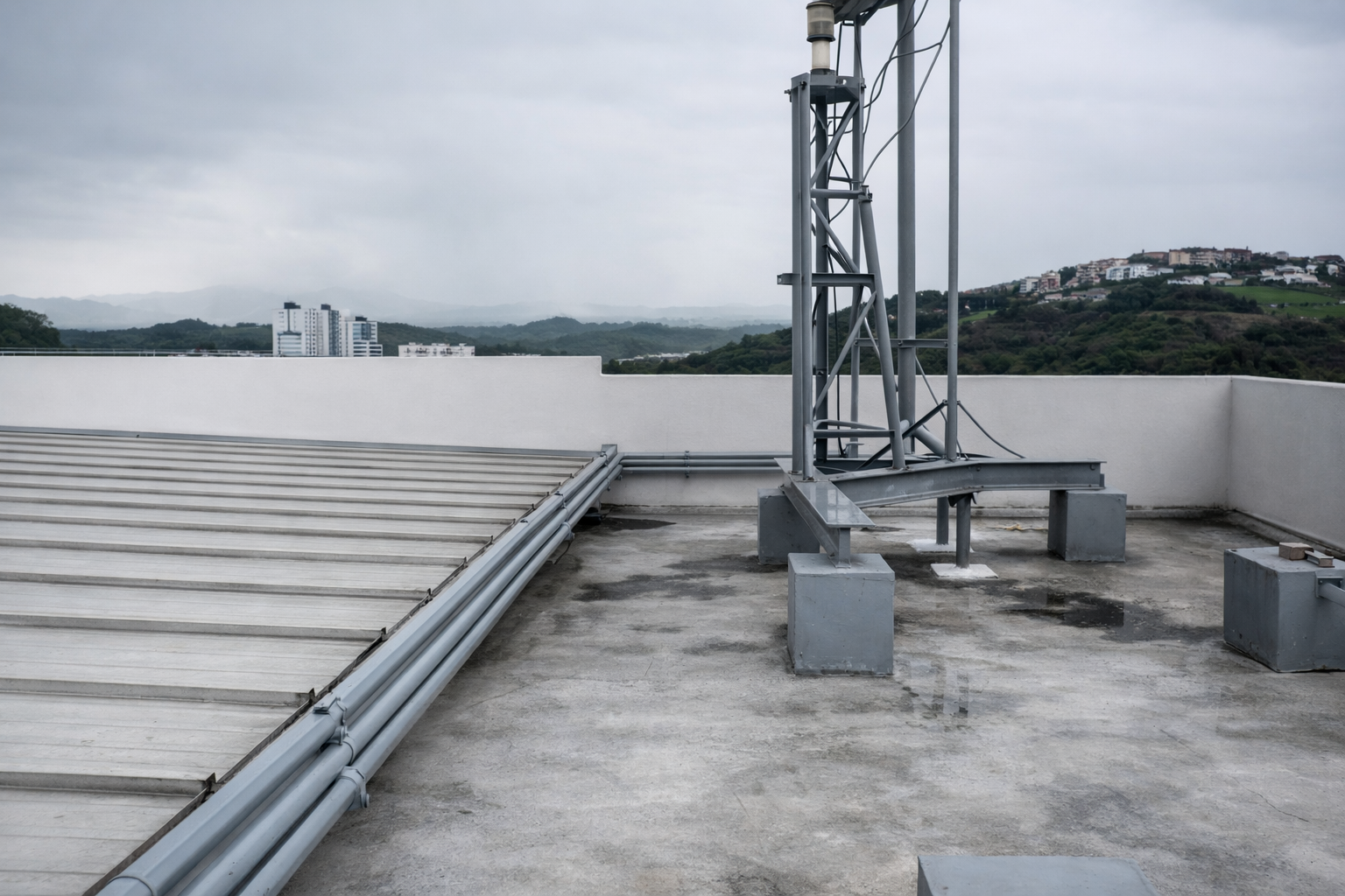 Adecuación de la cubierta y detalles de anclaje estructural, asegurando la correcta fijación de elementos y la protección de la impermeabilización del techo.