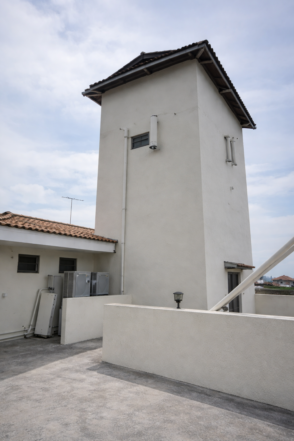 Vista exterior de la estructura técnica complementaria, diseñada para alojar equipos y sistemas auxiliares, integrada de forma funcional a la edificación existente.