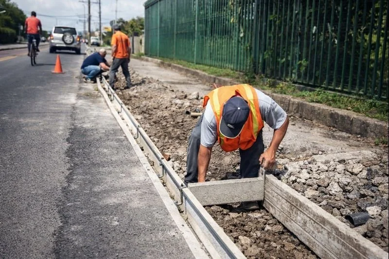 Construcción de aceras y cercas de ciclón.