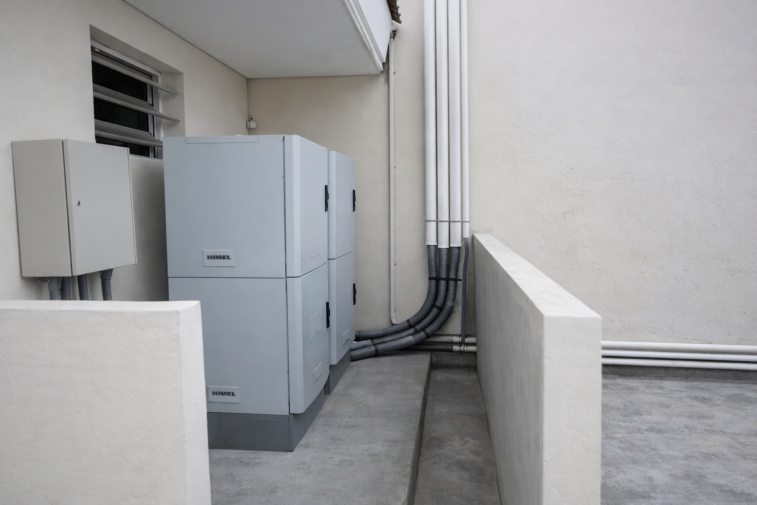 Detalle del ordenamiento y distribución de tuberías conduit, asegurando trazos limpios, fijación adecuada y protección de cableado eléctrico y de comunicaciones.