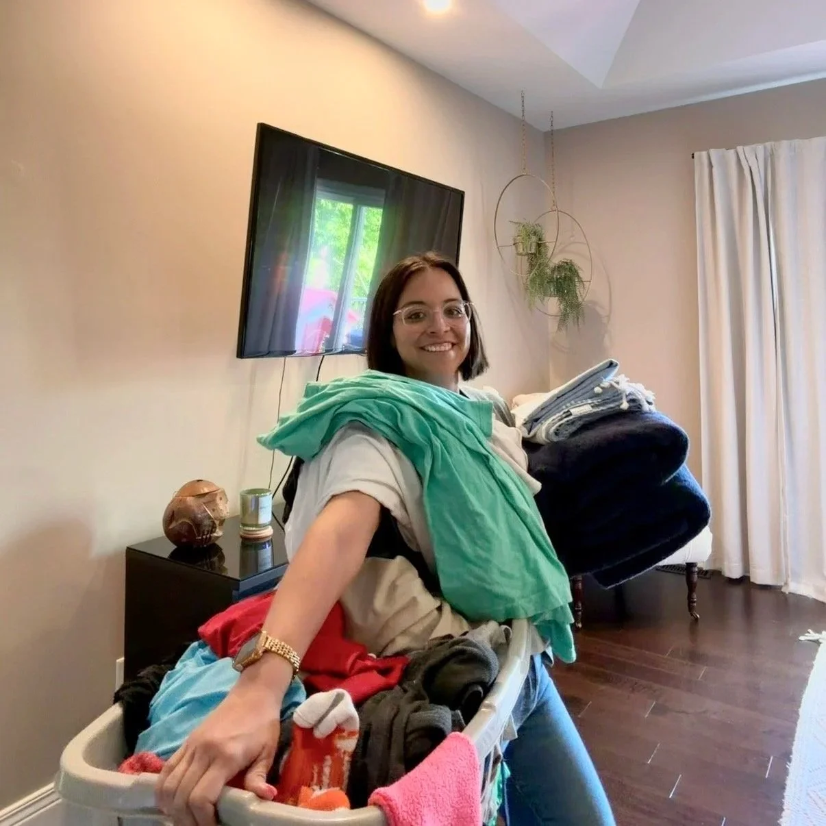 hands+full+of+laundry.jpg