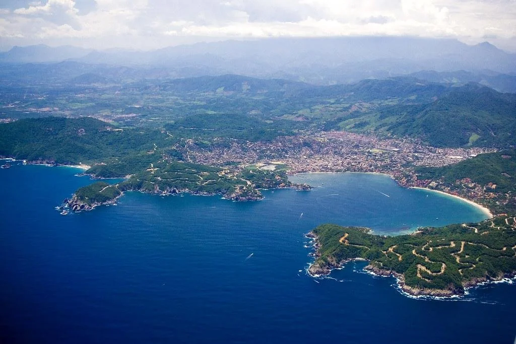 Vista aérea panorámica de la Bahía de Zihuatanejo, la costa y sus diferentes zonas residenciales.