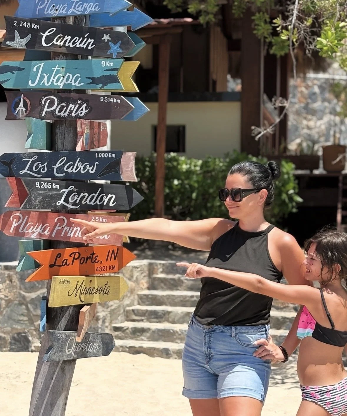 Pareja disfrutando la vida en una comunidad residencial de Zihuatanejo.