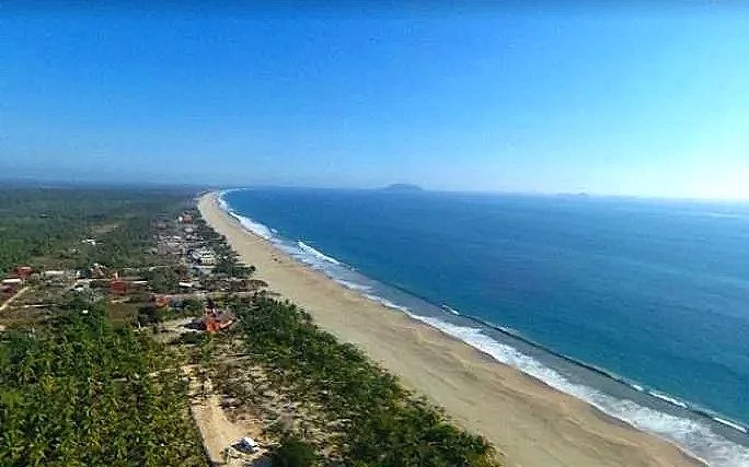 Extensa costa del Pacífico y paisaje tropical de Playa Larga cerca de Zihuatanejo.