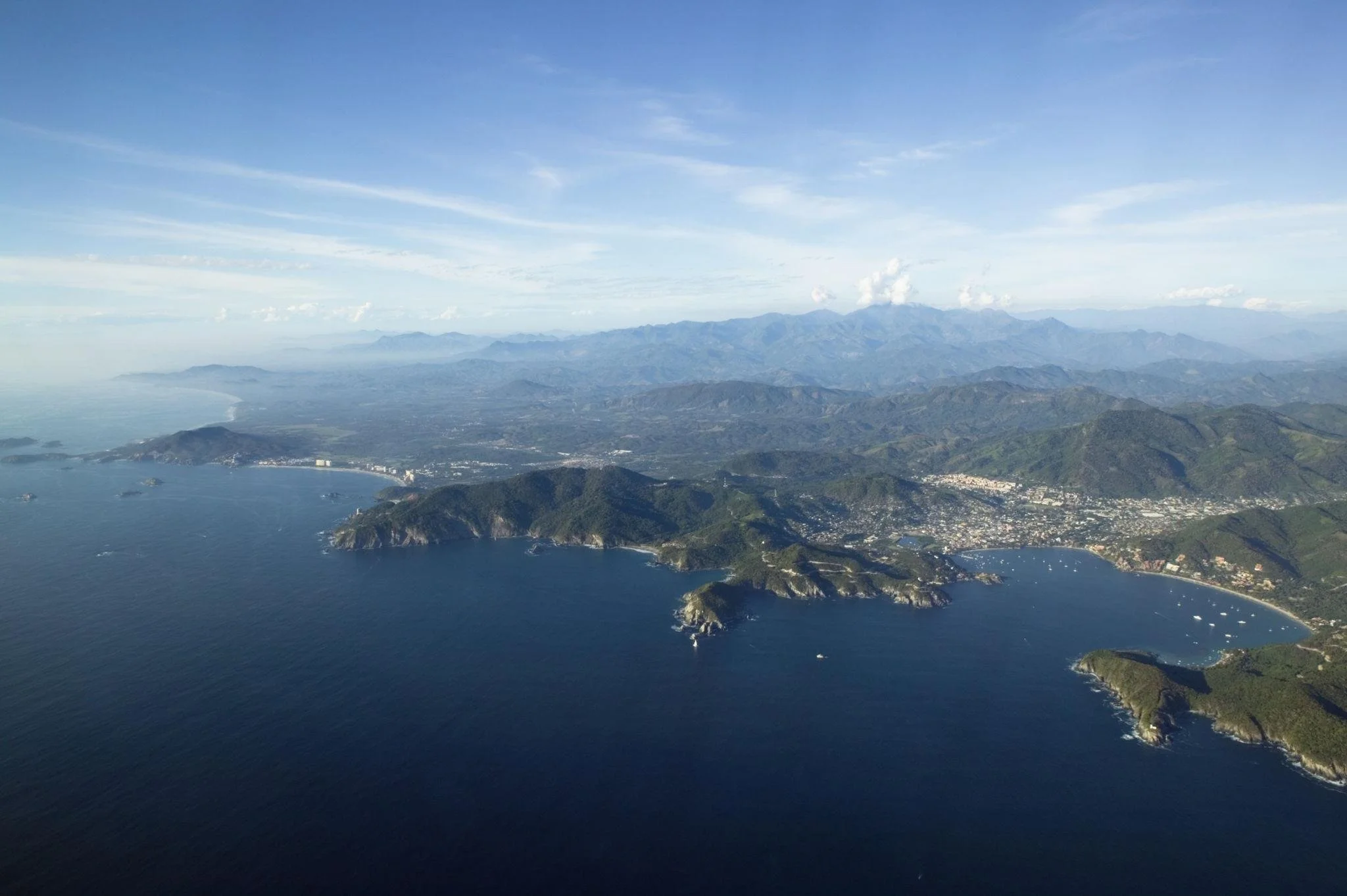 Vista aérea de la costa y montañas de Zihuatanejo, Guerrero.
