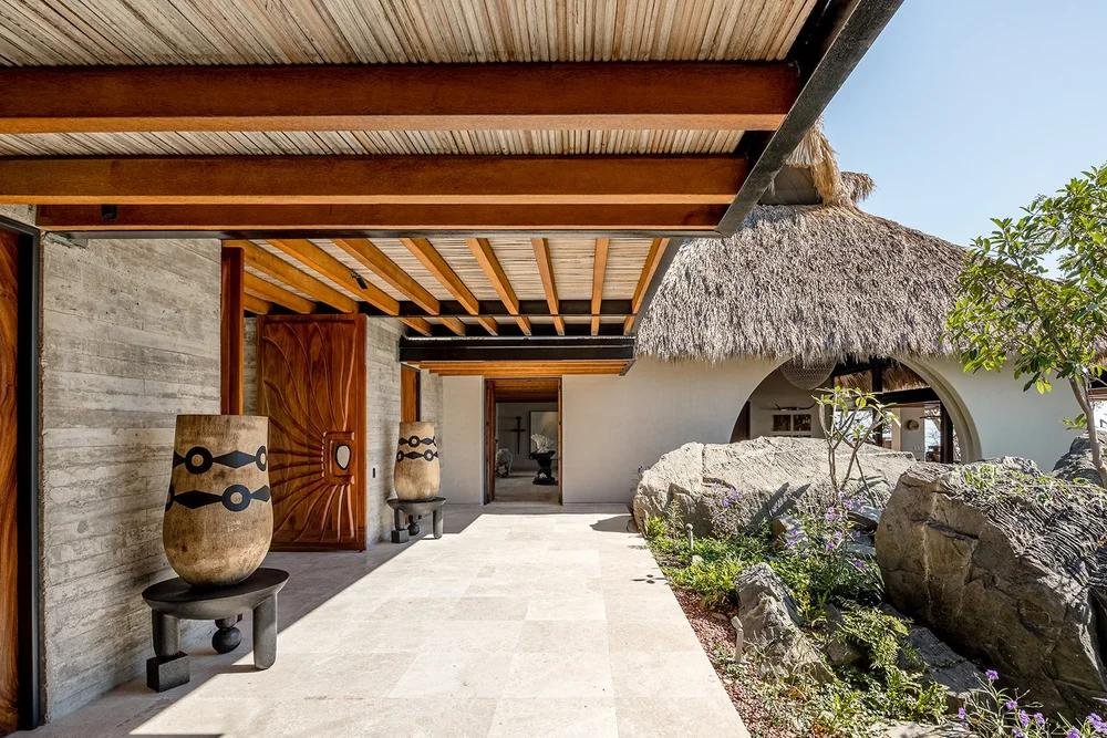 Detalles arquitectónicos y acabados exteriores de una residencia costera en Zihuatanejo.