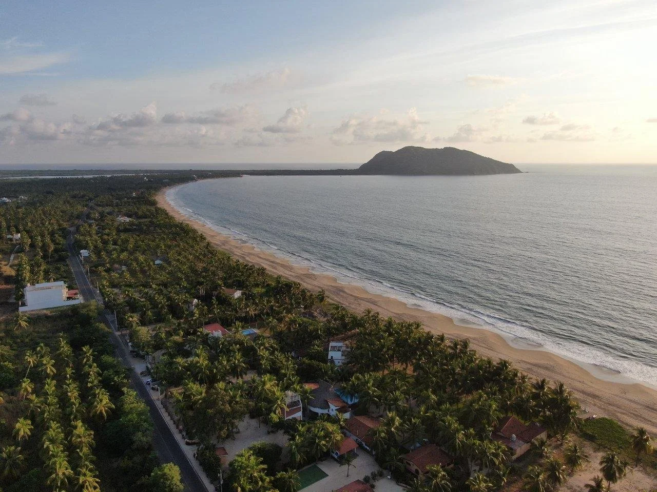 Costa del Pacífico y entorno natural de Playa Blanca cerca de Zihuatanejo.