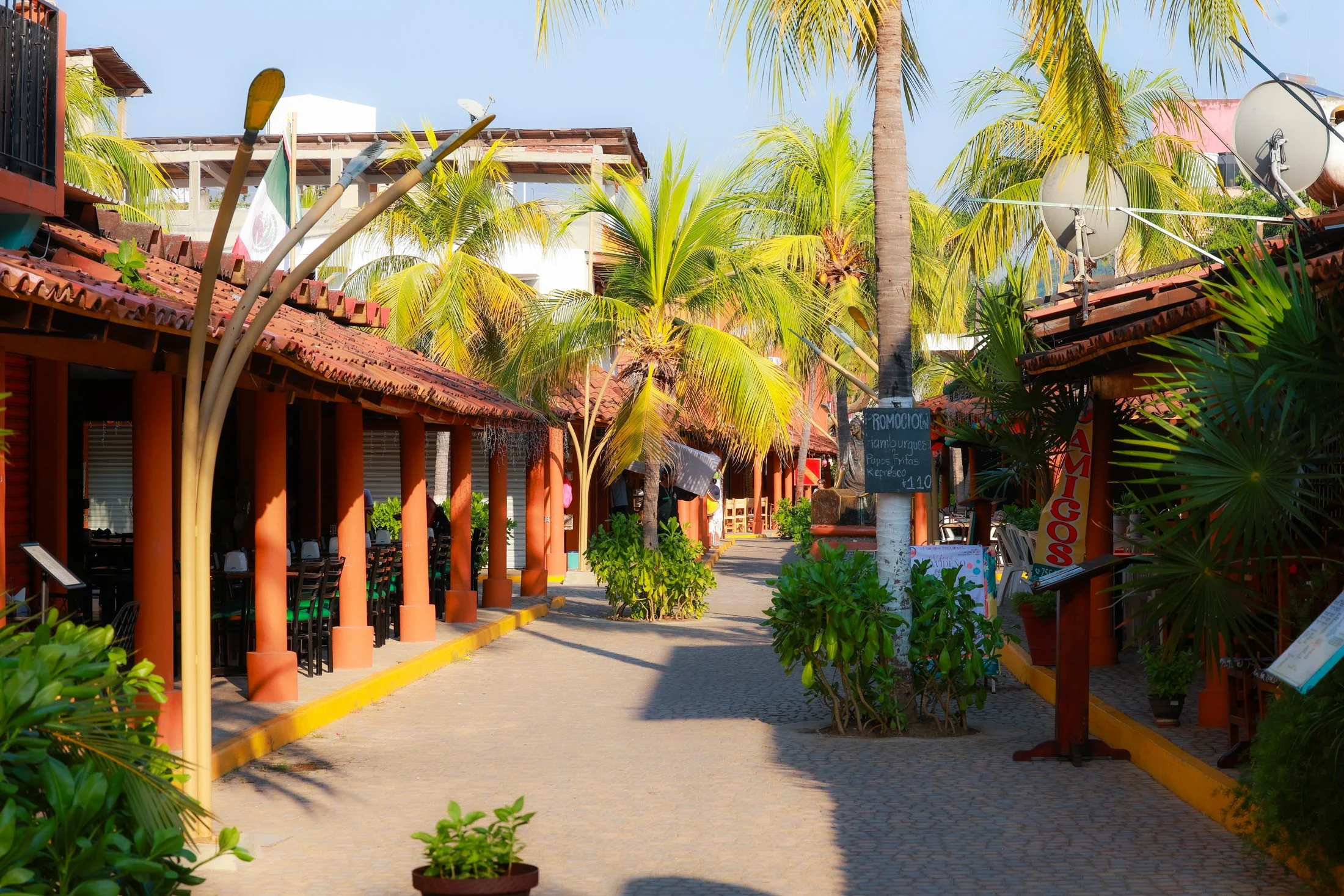 Zihuatanejo centre walkways