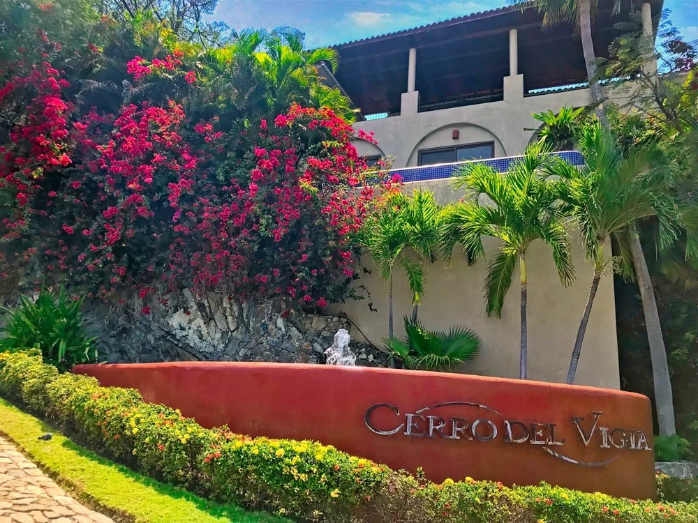 Comunidad residencial costera bien mantenida y rodeada de vegetación tropical en México.
