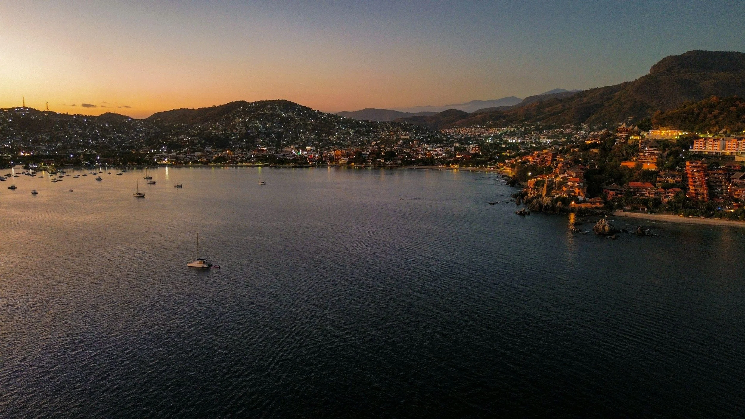 Bahía de Zihuatanejo y costa del Pacífico durante el atardecer.