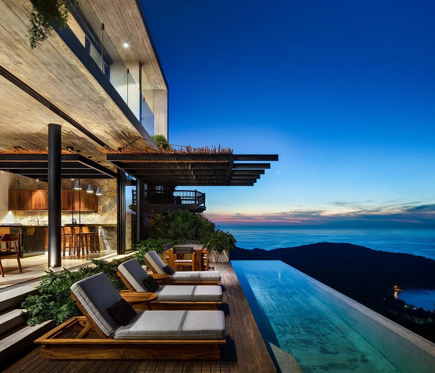 Homes and villas with ocean views in Cerro del Vigía, Zihuatanejo.
