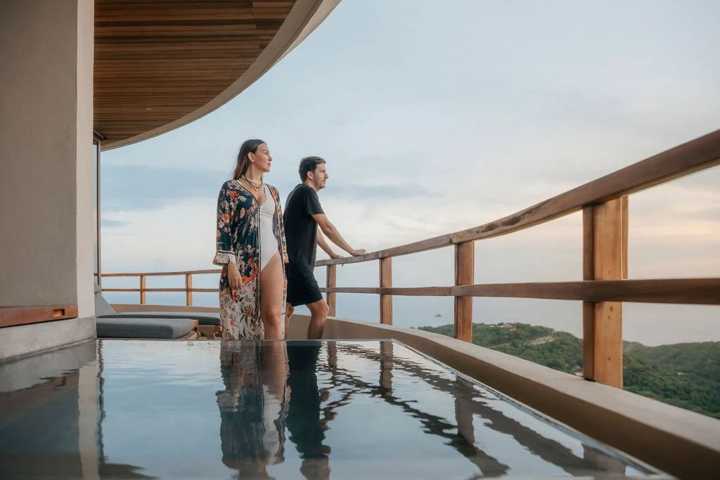Buyers receiving personalized real estate guidance from Mar de Palma in Zihuatanejo.