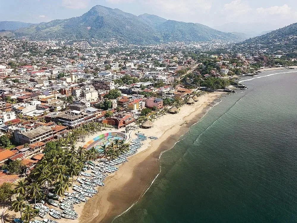 Centro y bahía de Zihuatanejo mostrando el carácter cotidiano de esta comunidad costera.