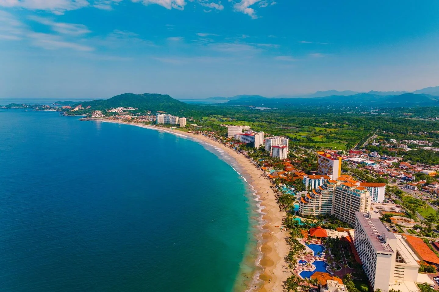 Vista aérea de Ixtapa mostrando la playa, edificios residenciales y su entorno turístico planeado.