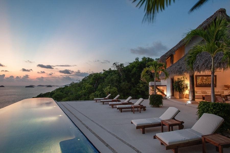 Residencia tropical con espacios exteriores en la costa del Pacífico mexicano.