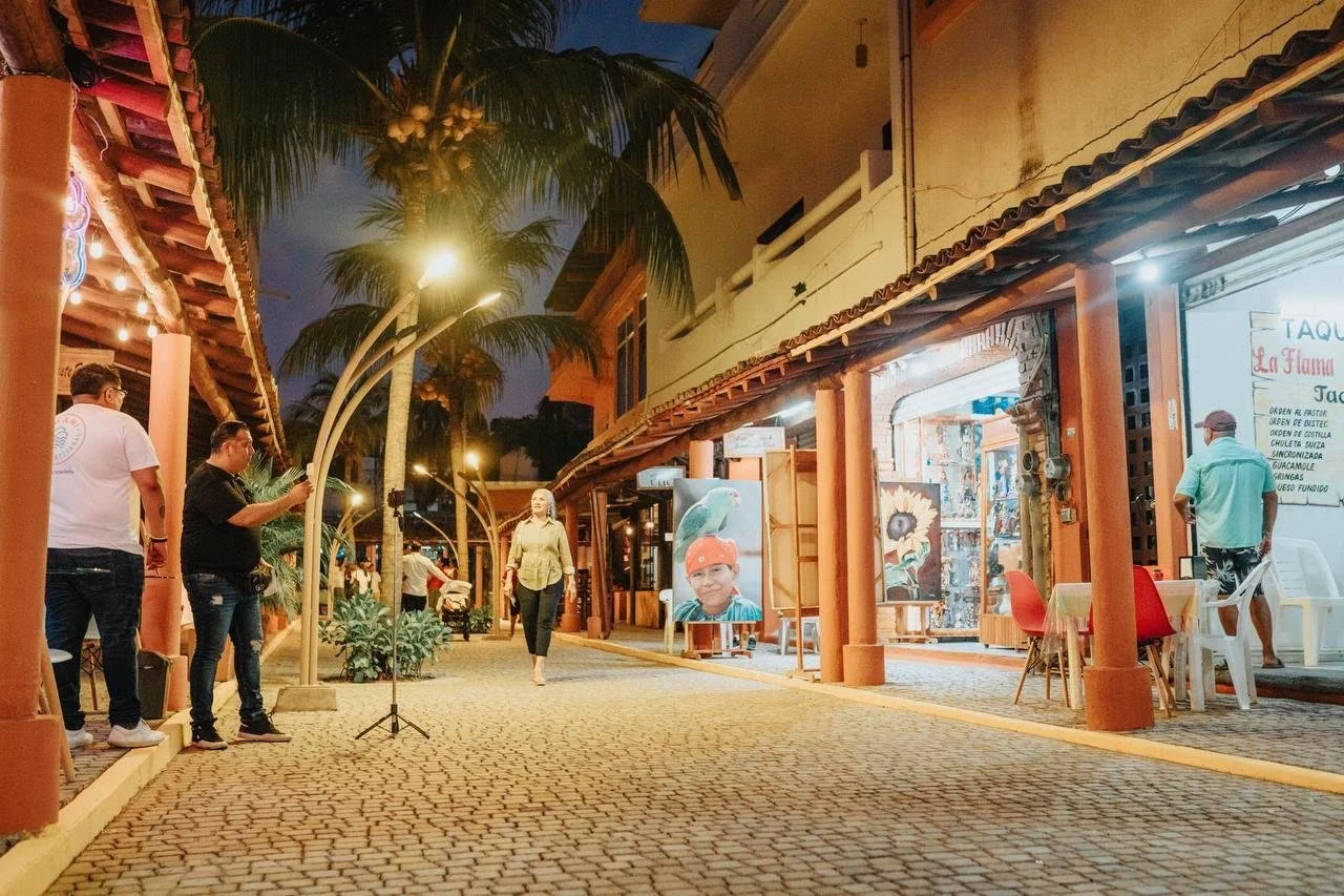 Vida cotidiana junto a la bahía de Zihuatanejo en la costa del Pacífico mexicano.