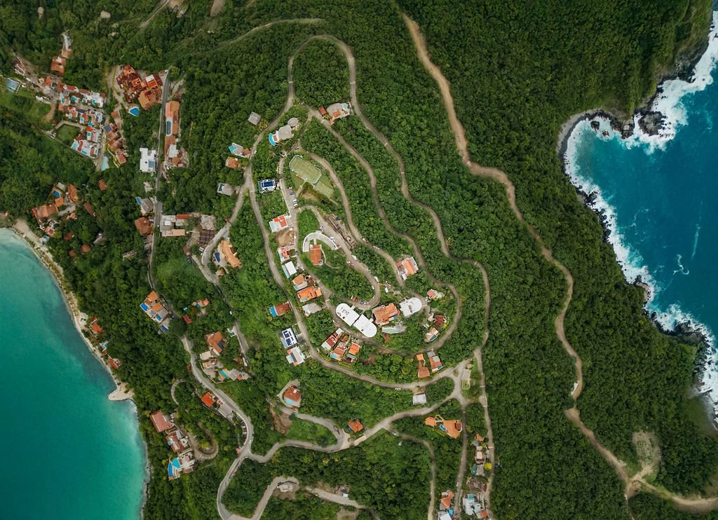 Panoramic view of the Cerro del Vigía residential community surrounded by tropical landscape.