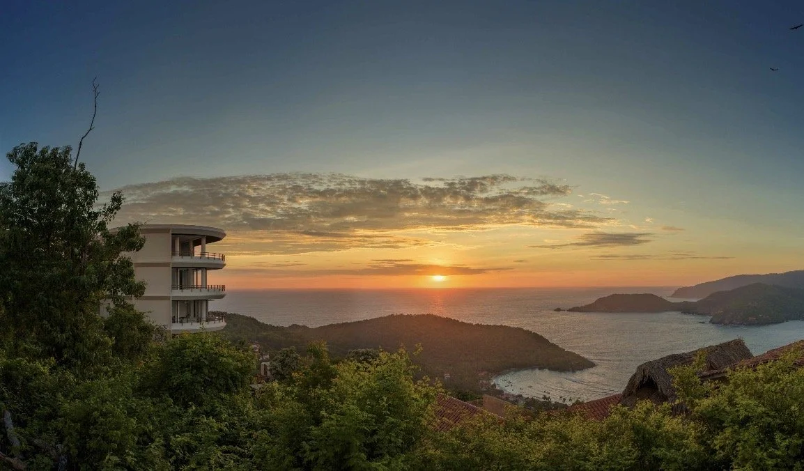 Atardecer sobre un desarrollo residencial en Zihuatanejo.