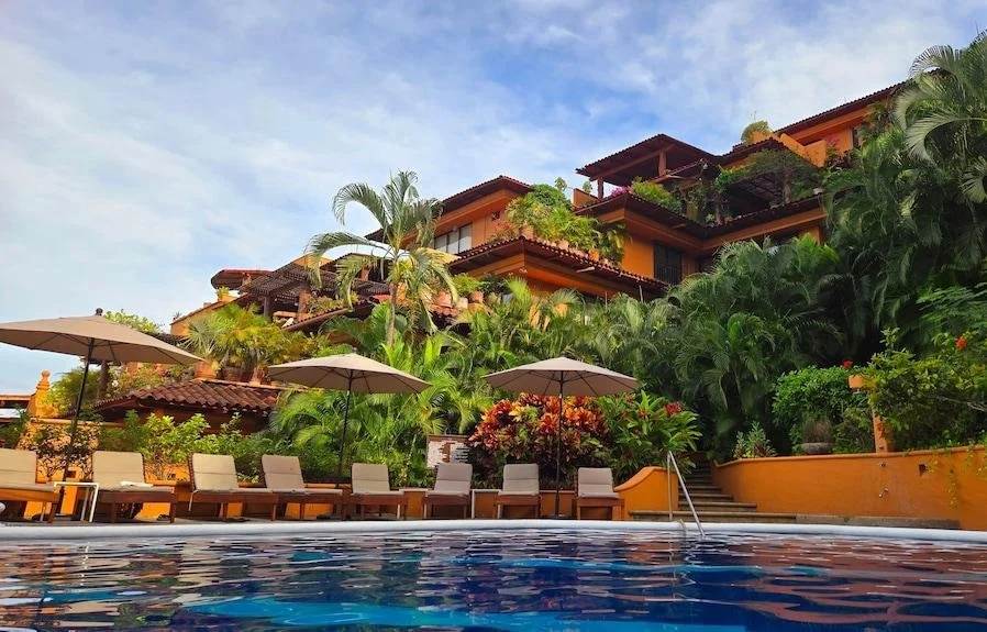 Alberca, jardines y áreas comunes dentro de una comunidad residencial costera en México.