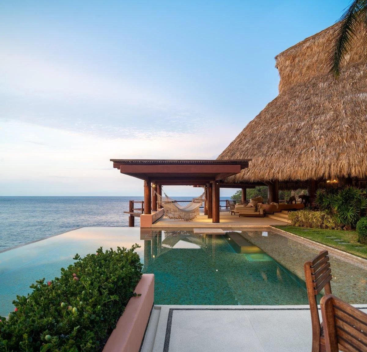 Residencia costera bien mantenida con vegetación tropical y vista al mar en México.
