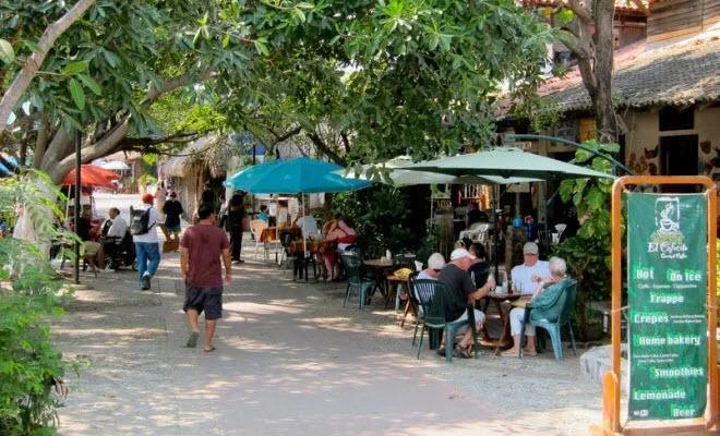 Escena de la vida cotidiana en Zihuatanejo, México, mostrando el carácter local de la ciudad costera.