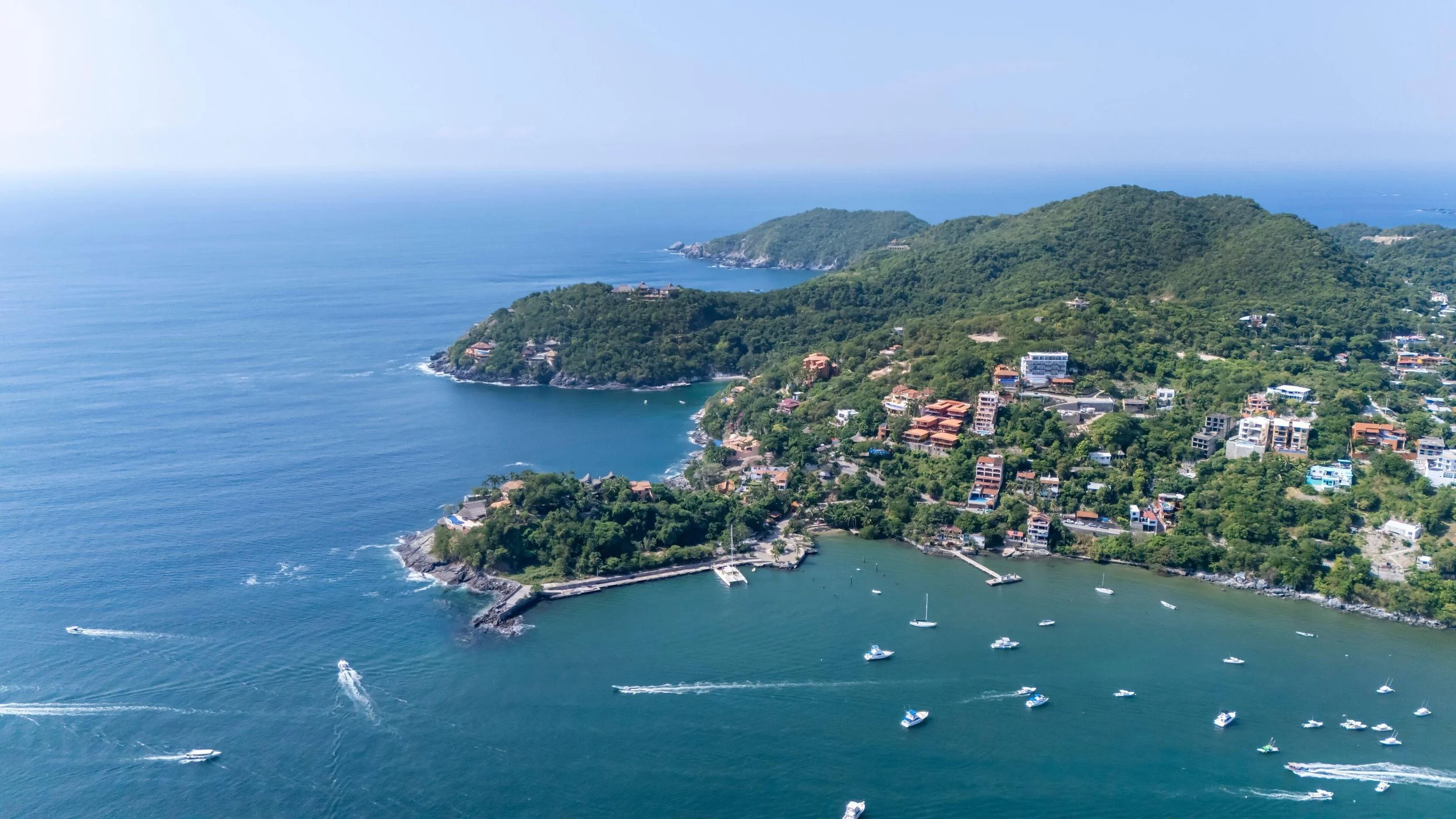 Costa de Zihuatanejo mostrando zonas frente al mar y residencias elevadas con vistas al océano.