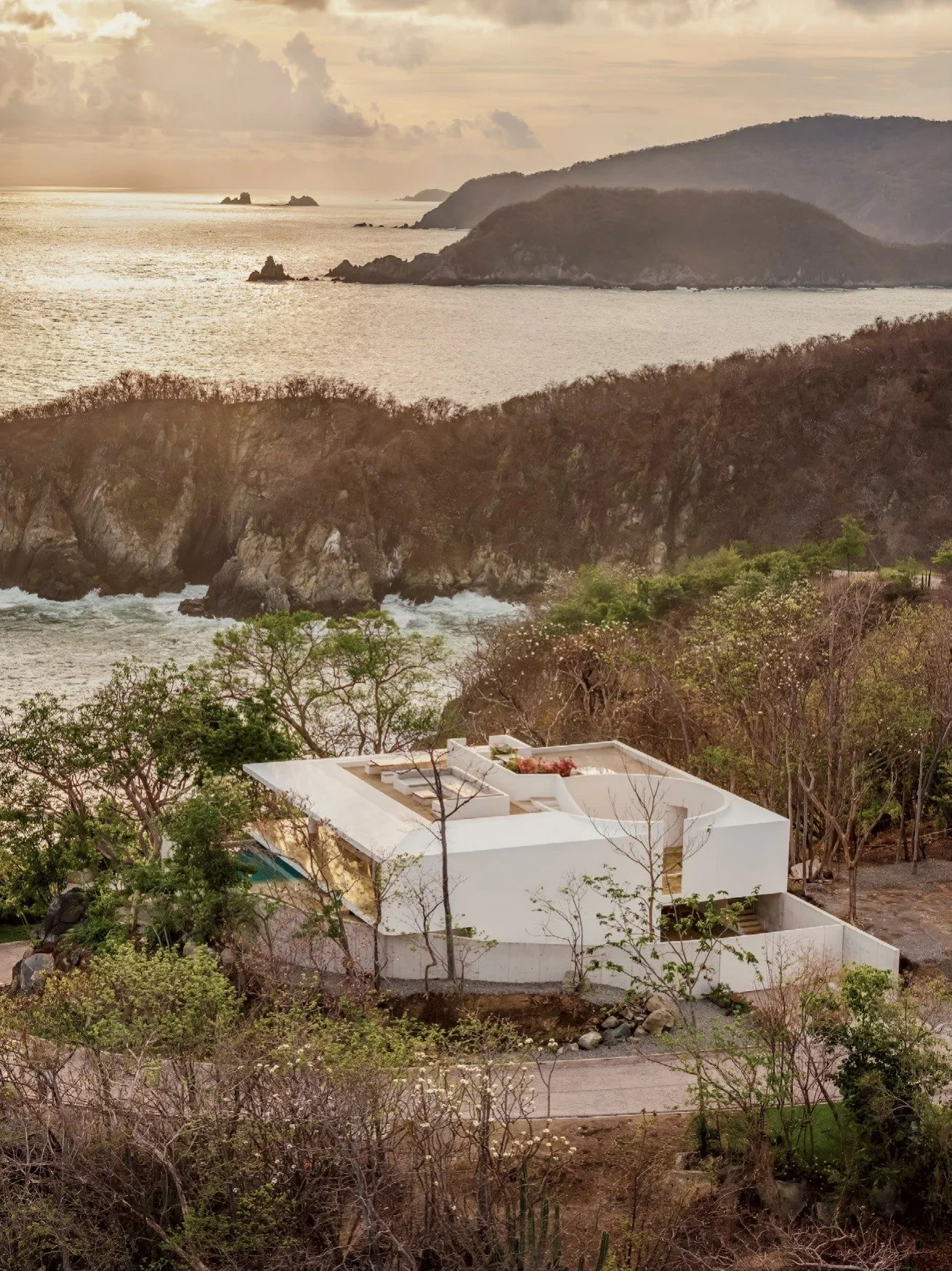Residencia contemporánea con vistas al océano Pacífico en Zihuatanejo, México.