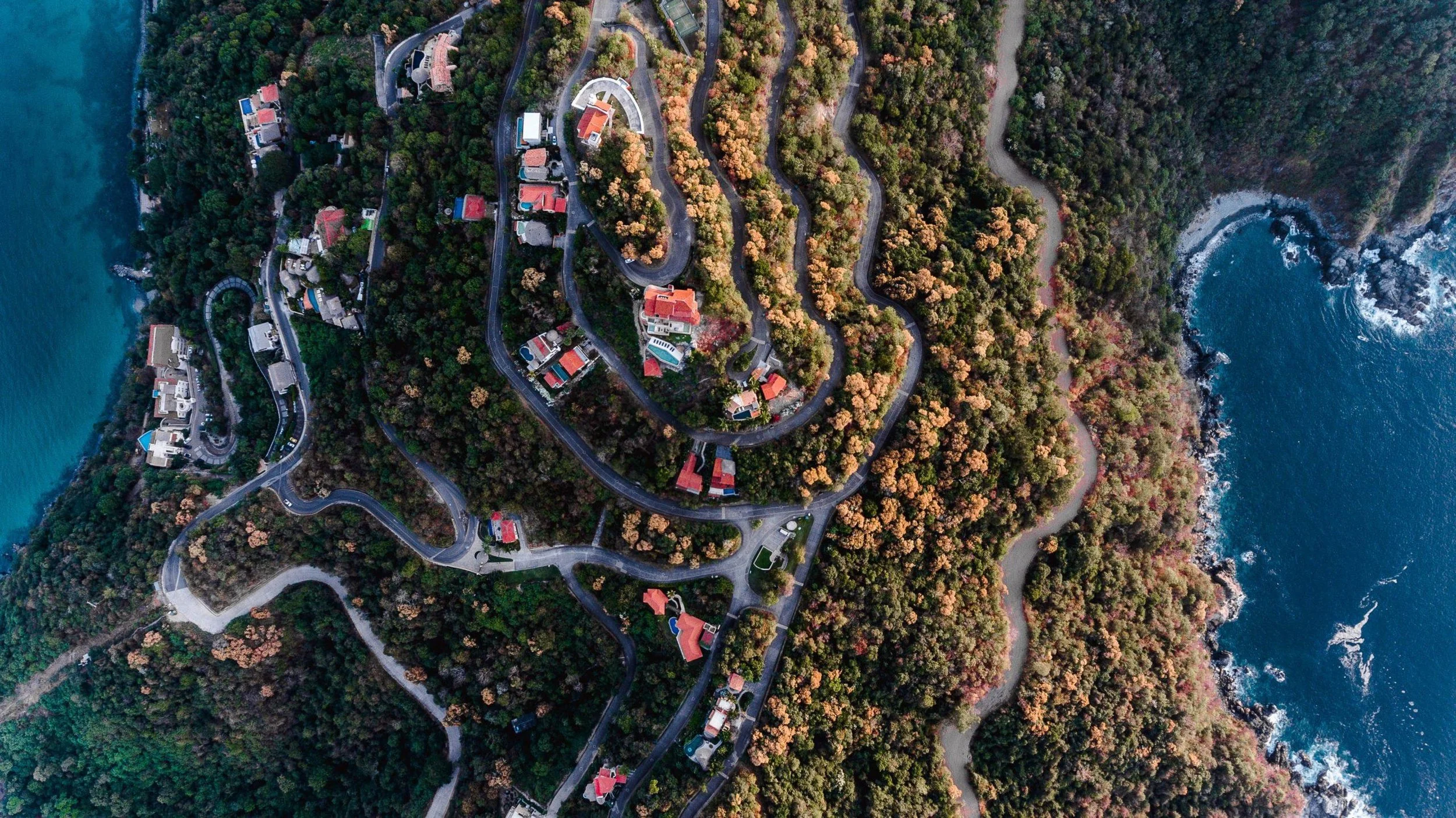 Acceso a una residencia ubicada en una zona elevada de Zihuatanejo.