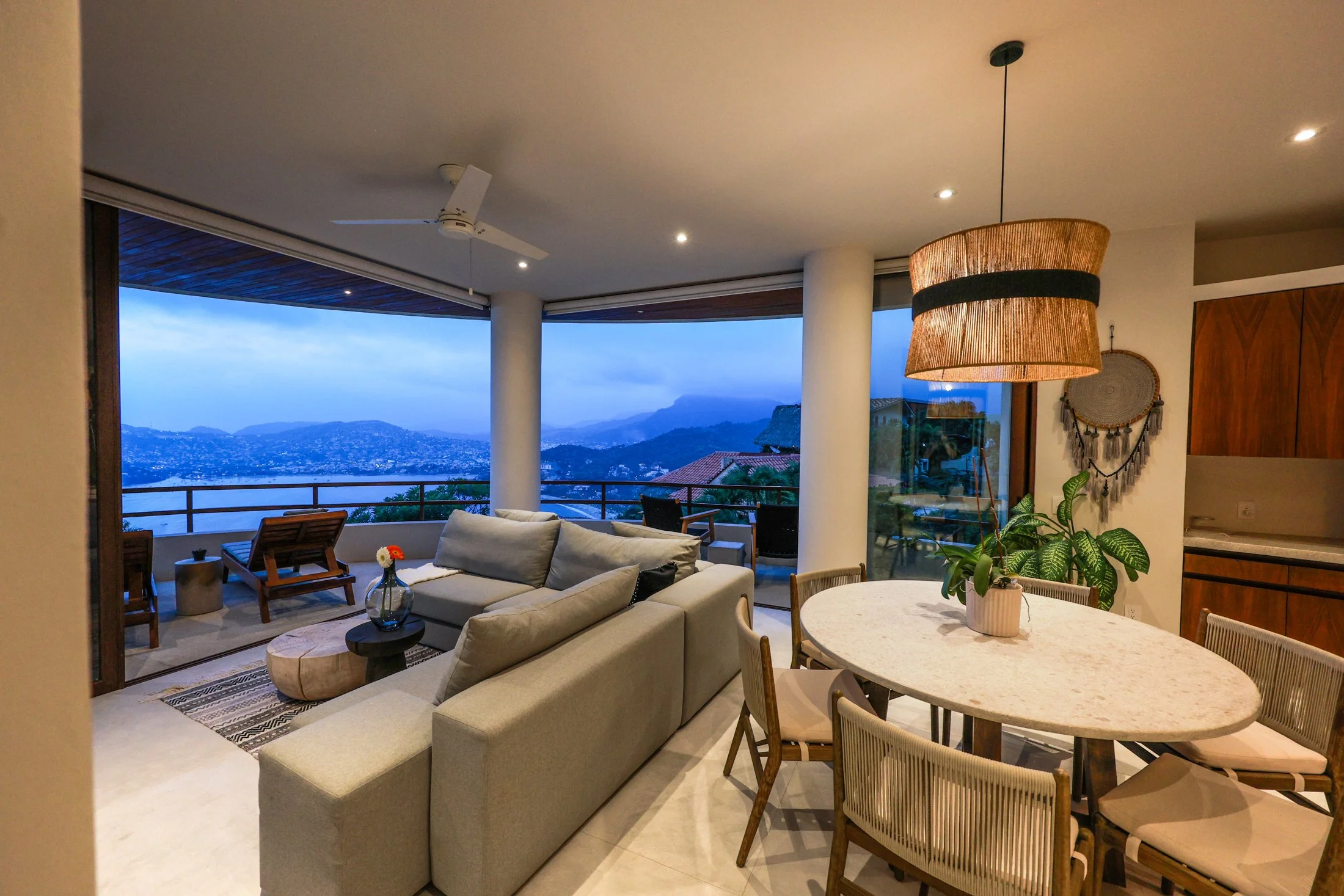 Terraza residencial rodeada de vegetación tropical y vistas al paisaje costero de Zihuatanejo.