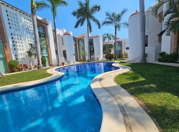 Alberca, jardines y áreas comunes de una comunidad residencial en Zihuatanejo.