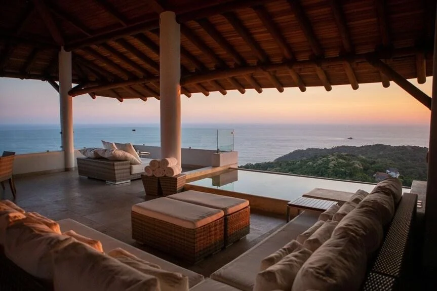 Terraza abierta con vista al océano Pacífico desde una residencia en Zihuatanejo, México.