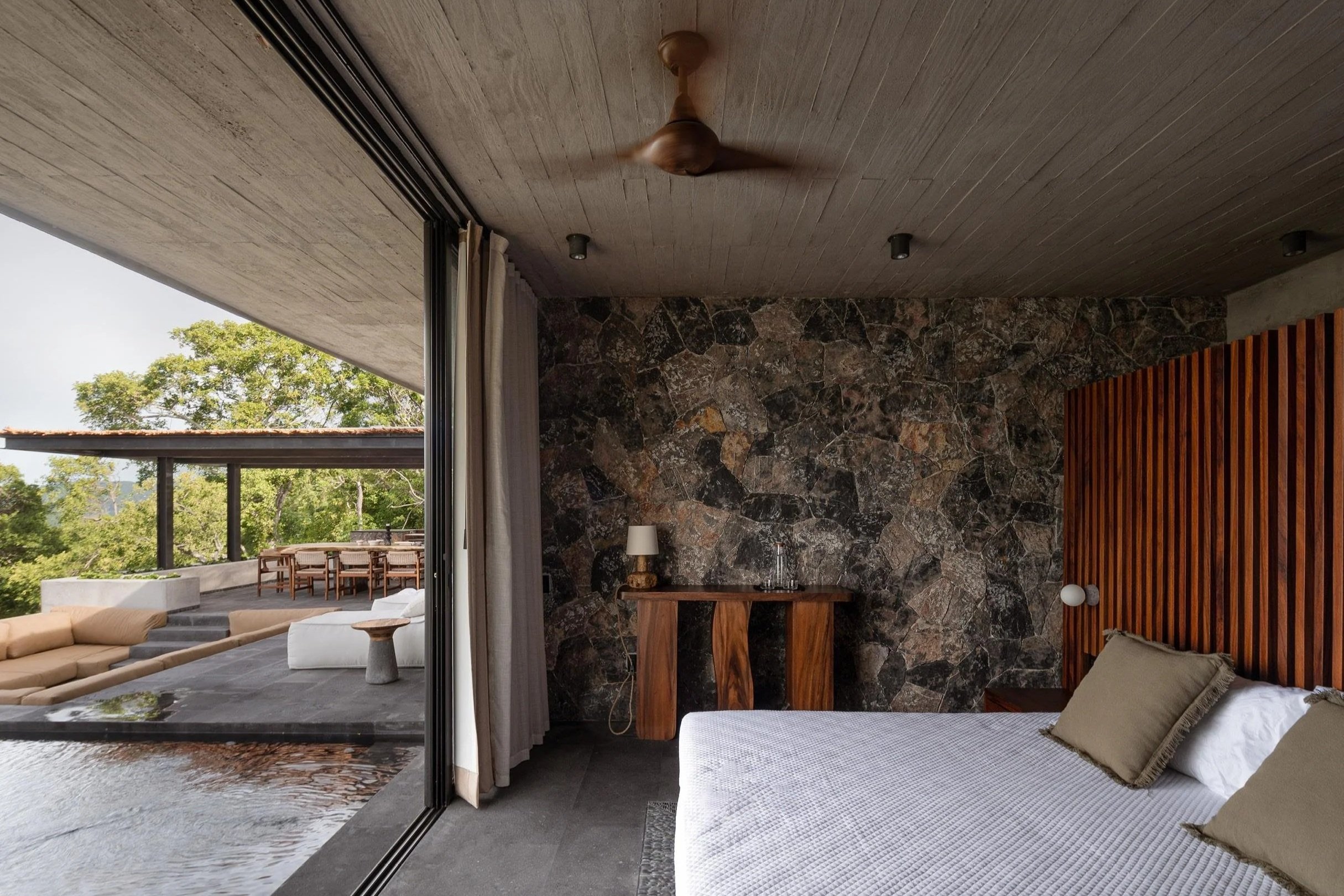 Detalles arquitectónicos de una residencia contemporánea con materiales naturales y acabados de construcción.