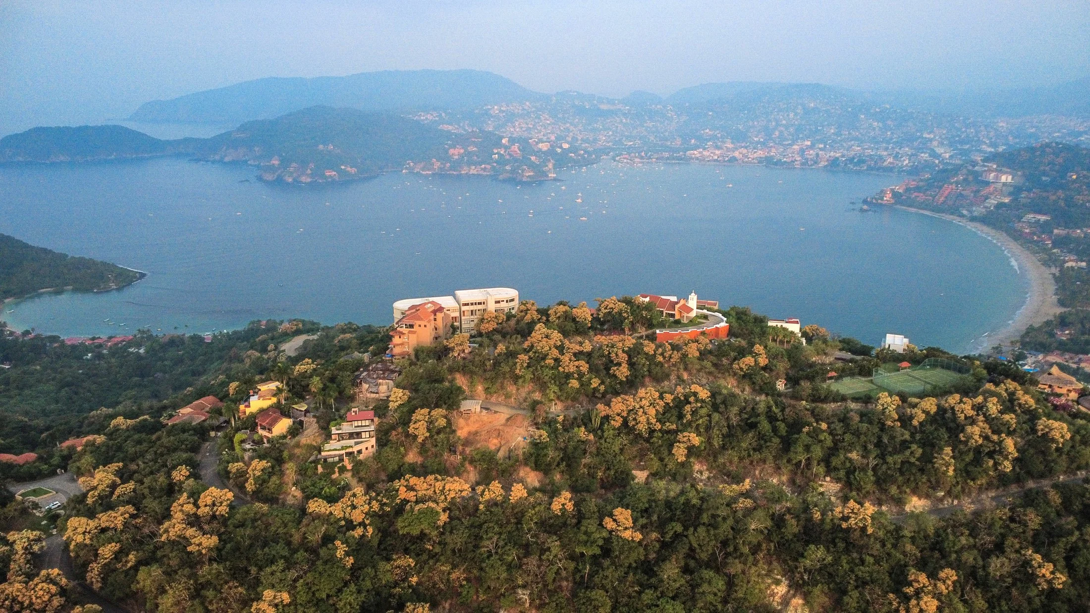Zona residencial elevada y vistas al océano desde Cerro del Vigía en Zihuatanejo.